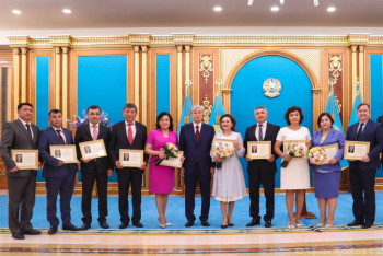 Фотография к новости: Токаев присудил премии и гранты в области СМИ