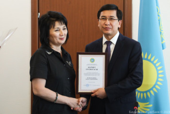 Фотография к новости: "Осколки летели мимо нас": Как педагоги приняли роды у женщины в Арыси во время взрывов