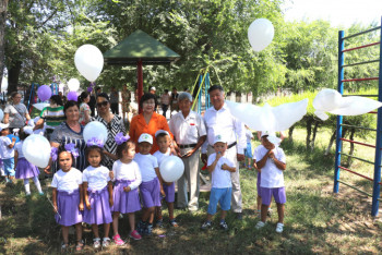 Фотография к новости: Меценат подарил сельским детям три игровые площадки в Алматинской области