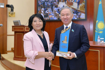 Фотография к новости: Нигматулин вручил журналистам премию Мажилиса 