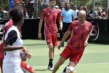 Фотография к новости: Зидан забил "королевский" гол женской команде