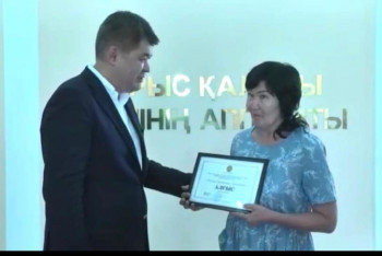 Фотография к новости: Биртанов наградил акушерку, принимавшую роды в Арыси