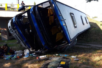 Фотография к новости: Пассажирский автобус упал с моста развязки в Алматы