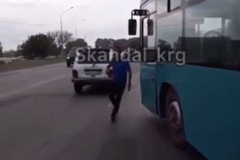 Фотография к новости: Водитель автобуса избил карагандинца и повредил его авто