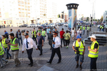 Фотография к новости: У участников несанкционированного митинга в Нур-Султане изъяли дымовые шашки и оружие