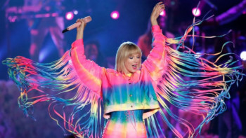 Фотография к новости: Forbes назвал имена самых высокооплачиваемых знаменитостей 2019 года  