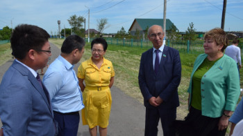 Фотография к новости: Мажилисмены посетили образцово-показательное село в СКО