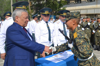 Фотография к новости: В Актау "Халық қаһарманы" Бакытжан Ертаев поздравил молодых гвардейцев с принятием военной присяги