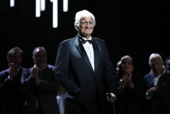 Фотография к новости: Жан-Поля Бельмондо наградили орденом Почетного легиона