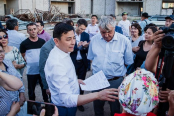 Фотография к новости: Аким столицы застройщикам проблемных объектов: Не кормите людей завтраками