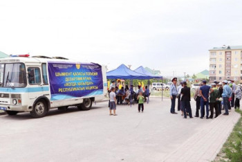 Фотография к новости: В течение дня шымкентские полицейские ответили на вопросы около 900 жителей города