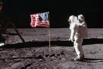 Фотография к новости: Самые странные вещи, оставленные астронавтами Аполлона на Луне