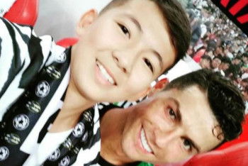 Фотография к новости: Мальчик из Казахстана сделал селфи с Криштиану Роналду