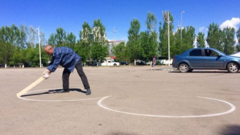 Фотография к новости: Акимат Нур-Султана трудоустроил дядю Сашу, рисующего сердечки на улицах