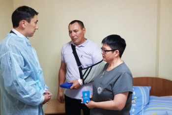 Фотография к новости: Министр наградил егеря Самата Оспанова орденом Айбын II степени в Кокшетау