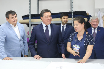 Фотография к новости: Аскар Мамин ознакомился с работой учебного центра для предпринимателей