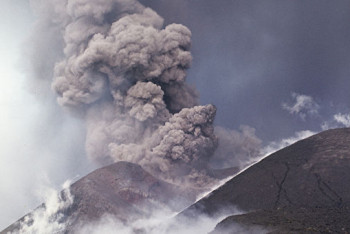 Фотография к новости: Жена спасла мужа, упавшего в кратер вулкана во время медового месяца на Карибах