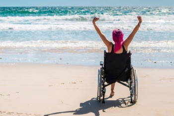 Фотография к новости: В Мангистау люди с ограниченными возможностями бесплатно посещают специализированный пляж