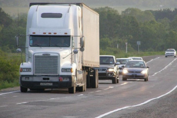 Фотография к новости: В МИИР РК поощрили отказавшихся от взятки инспекторов из Павлодарской области