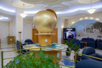 Фотография к новости: Аэропорт Алматы встречает гостей яблоками