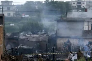 Фотография к новости: Момент крушения военного самолета в Пакистане попал на видео