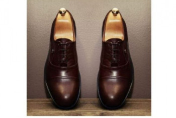 Фотография к новости: Токаев купил обувь казахстанского производства