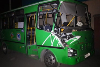 Фотография к новости: Автобус с пассажирами на полной скорости врезался в грузовик в Алматы