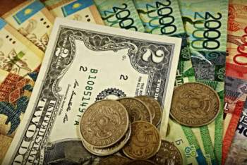 Фотография к новости: KASE: Курс доллара составил 385 тенге 