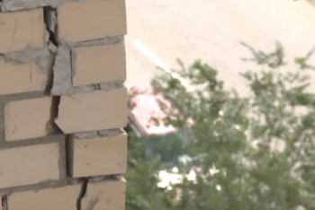 Фотография к новости: Жители новостройки в Актобе боятся остаться под руинами