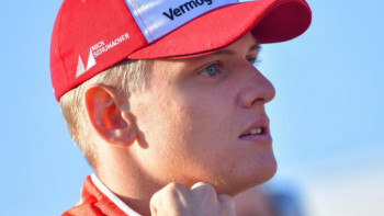 Фотография к новости: Сын Шумахера впервые победил на "Формуле-2"