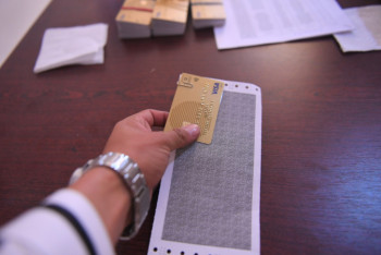 Фотография к новости: Жителям Арыси начали раздавать банковские карты для получения 100 тысяч тенге