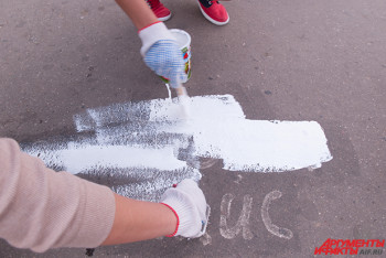 Фотография к новости: Алматинские подростки закрашивают рекламу наркотиков 