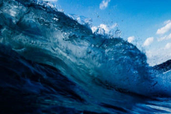 Фотография к новости: Отдыхающих накрыло волной во время прогулки на катамаране в Бурабае