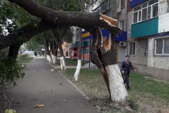 Фотография к новости: Около 4 тыс. абонентов остаются без электричества после урагана в Уральске