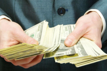 Фотография к новости: Физлиц обяжут на границах ЕАЭС подтвердить происхождение сумм от 100 тыс. долларов