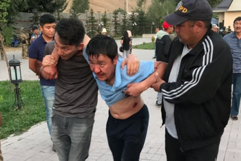 Фотография к новости: Сторонники Атамбаева готовы идти на штурм резиденции экс-президента