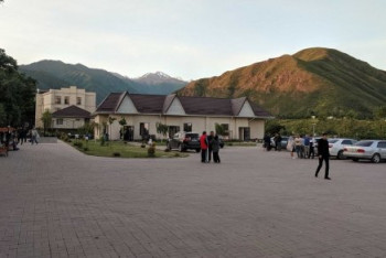 Фотография к новости: Штурм резиденции Атамбаева: в больницы поступило уже 10 пострадавших