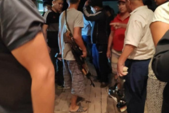 Фотография к новости: Спецназ сдался сторонникам Атамбаева, в резиденции пожар