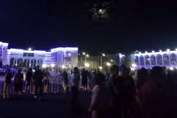 Фотография к новости: Тысячи сторонников задержанного экс-президента Кыргызстана собираются в Бишкеке