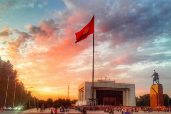 Фотография к новости: Митинг Алмазбека Атамбаева в Бишкеке. Митингующие разбегаются в разные стороны от "Белого дома".