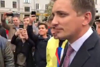 Фотография к новости:  Бывшему казахстанскому журналисту помешали освещать митинг в Москве