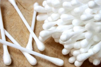 Фотография к новости: Почему нельзя чистить уши ватными палочками