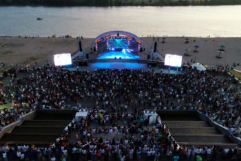 Фотография к новости: В День рождения Абая 50 тысяч павлодарцев спели вместе с "МузАРТ" на набережной