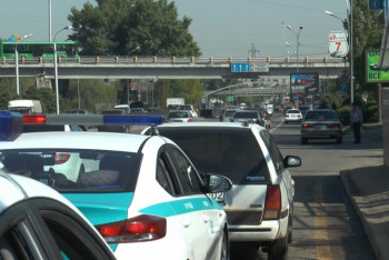 Фотография к новости: Водитель протащил полицейского на своем авто около 200 метров в Алматы
