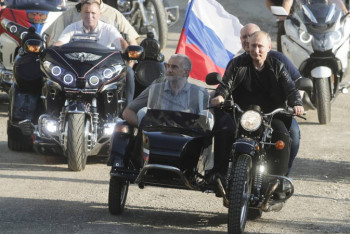 Фотография к новости: Путин приехал на шоу байкеров на мотоцикле с коляской