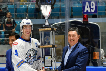 Фотография к новости: Аскар Мамин наградил лучших хоккеистов Кубка Президента РК
