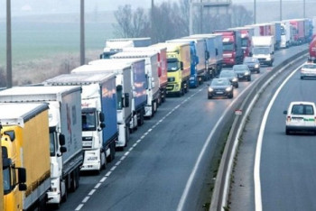 Фотография к новости: Предприниматели жалуются на многочасовые очереди на границе с Россией