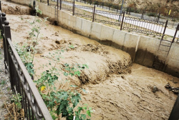 Фотография к новости: Как расширяют русло реки Каргалы в Алматы: видео с места событий