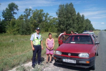 Фотография к новости: Полицейские СКО помогли отремонтировать авто, на котором везли беременную женщину
