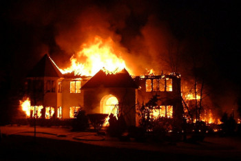 Фотография к новости: Полицейских поразила женщина, бросившаяся в огонь ради ребенка